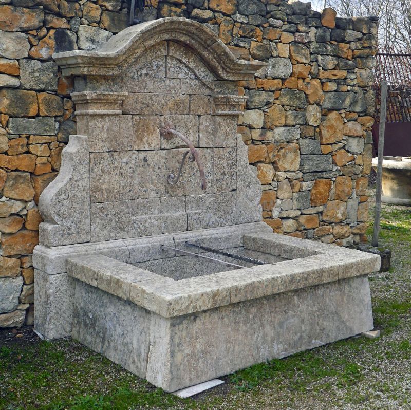 Ancienne fontaine de jardin en pierre : une fontaine murale unique en vente chez Alain BIDAL, Provence