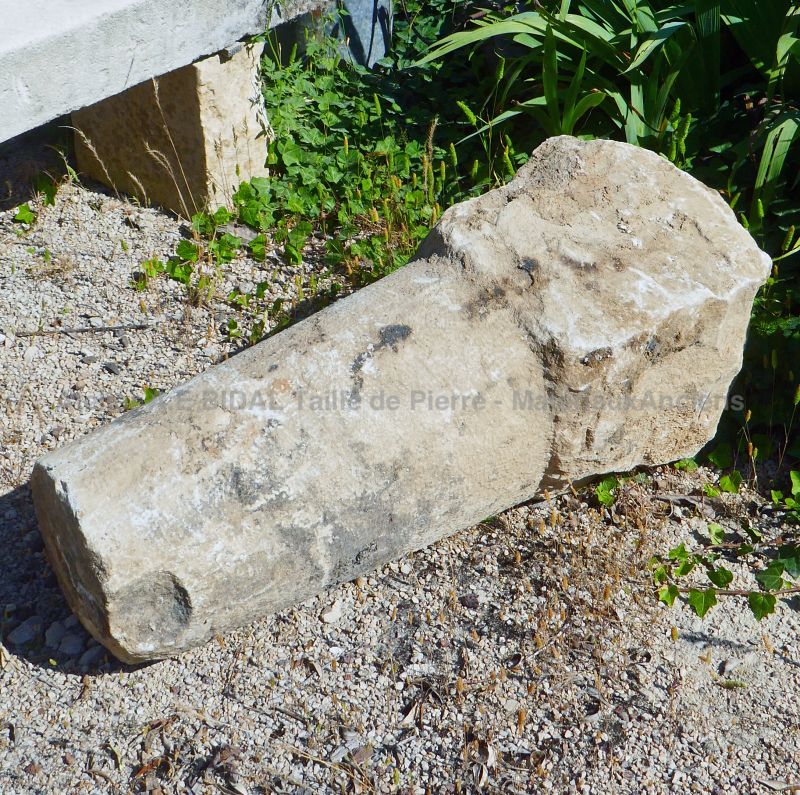 Borne ancienne en pierre pour décoration ou aménagement en extérieur : Atelier Alain BIDAL