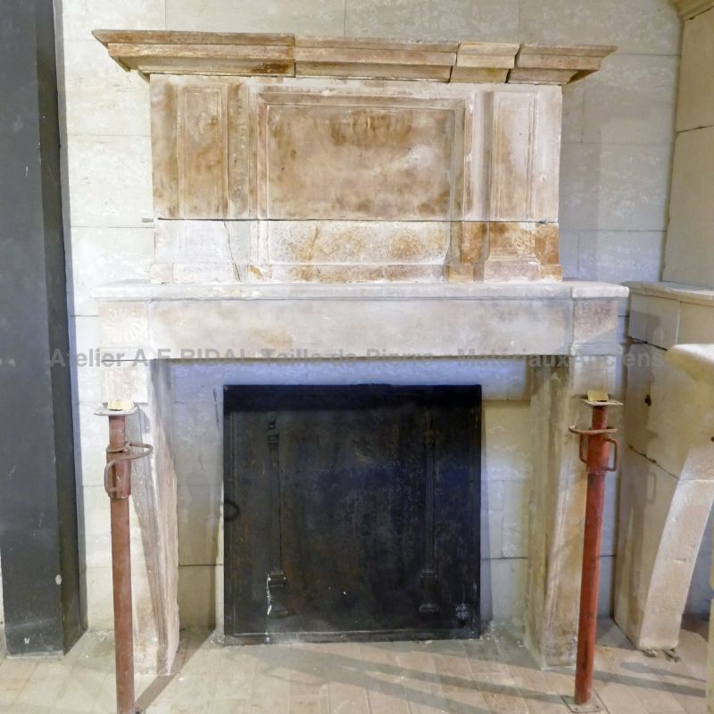 Ancienne cheminée de style Louis XVI en pierre patinée - Atelier Alain BIDAL (Provence)