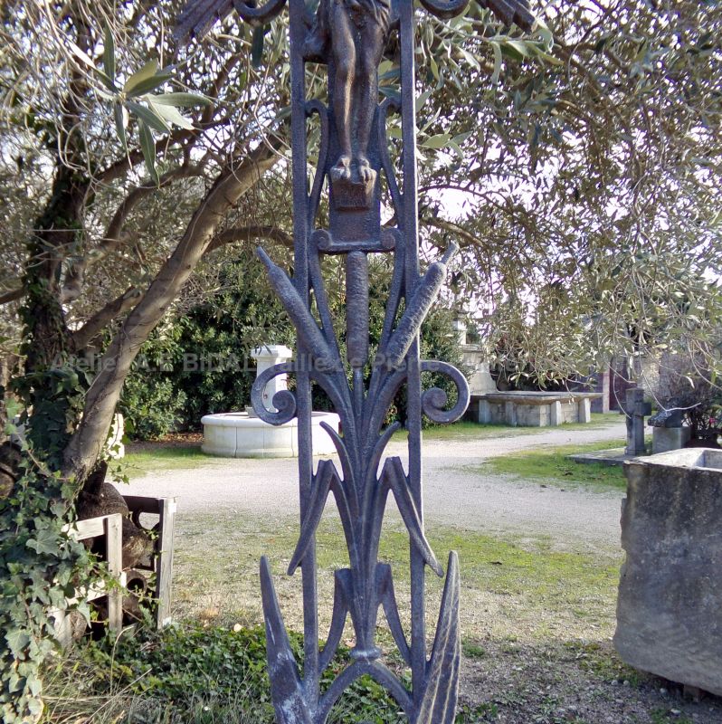 Croix ancienne en fonte du 19° siècle et socle en pierre patinée : Atelier Alain BIDAL (Provence)