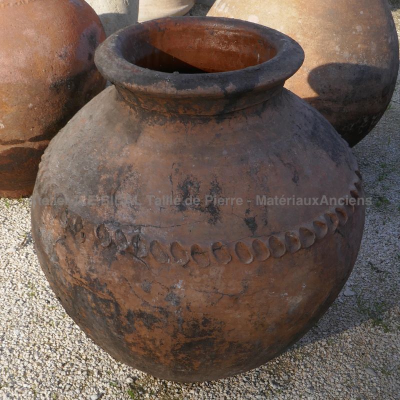 Jarre provençale ancienne en terre cuite pour un bel aménagement extérieur.