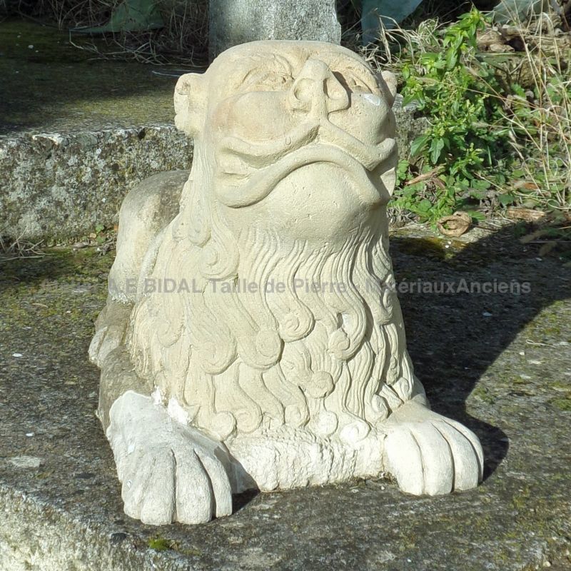 Ancien lion de style moyenâgeux en pierre patinée : une belle sculpture ancienne à vendre en Provence