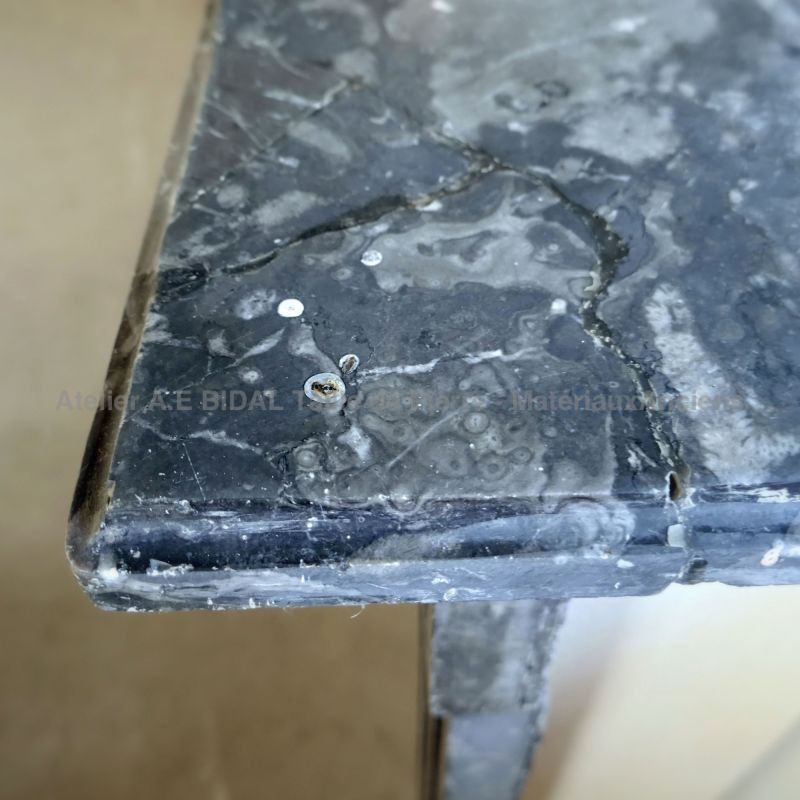 Détail de la restauration effectuée sur la tablette de notre ancienne cheminée Louis XVI en marbre