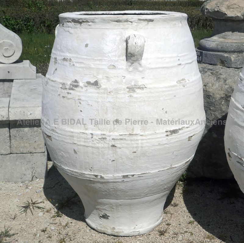 Jarre grecque ancienne en terre cuite blanche par Les Matériaux Anciens en Provence Alain BIDAL