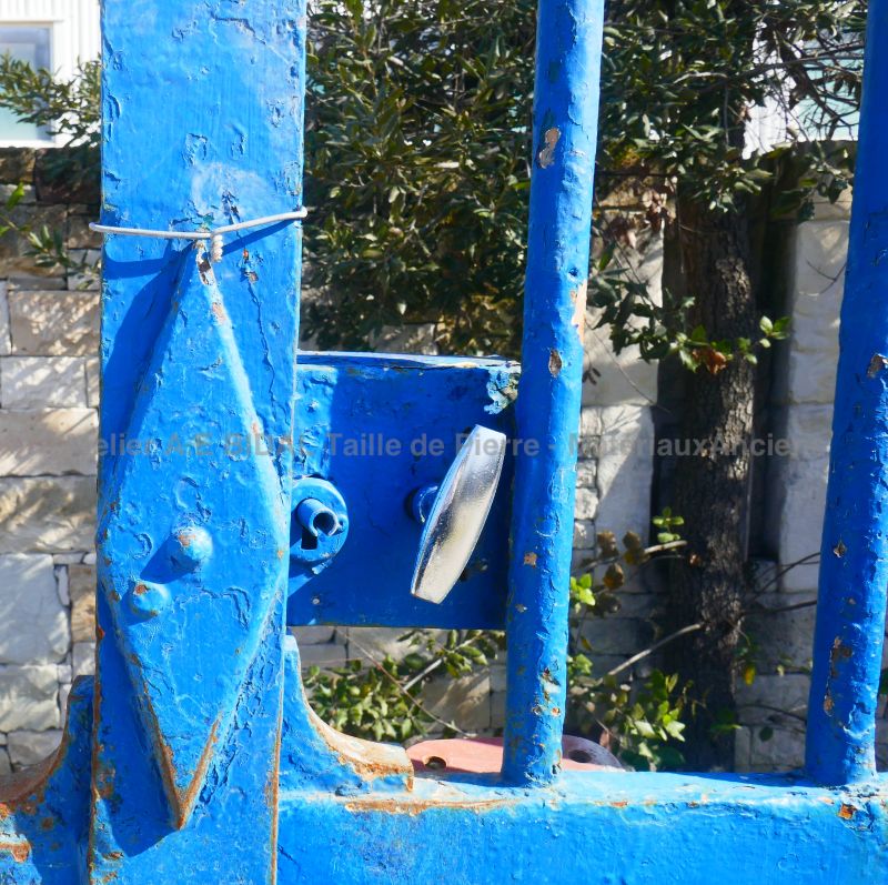 Wrought iron gate with two doors sold with its hinges at The Antique Materials in Provence Alain Bidal