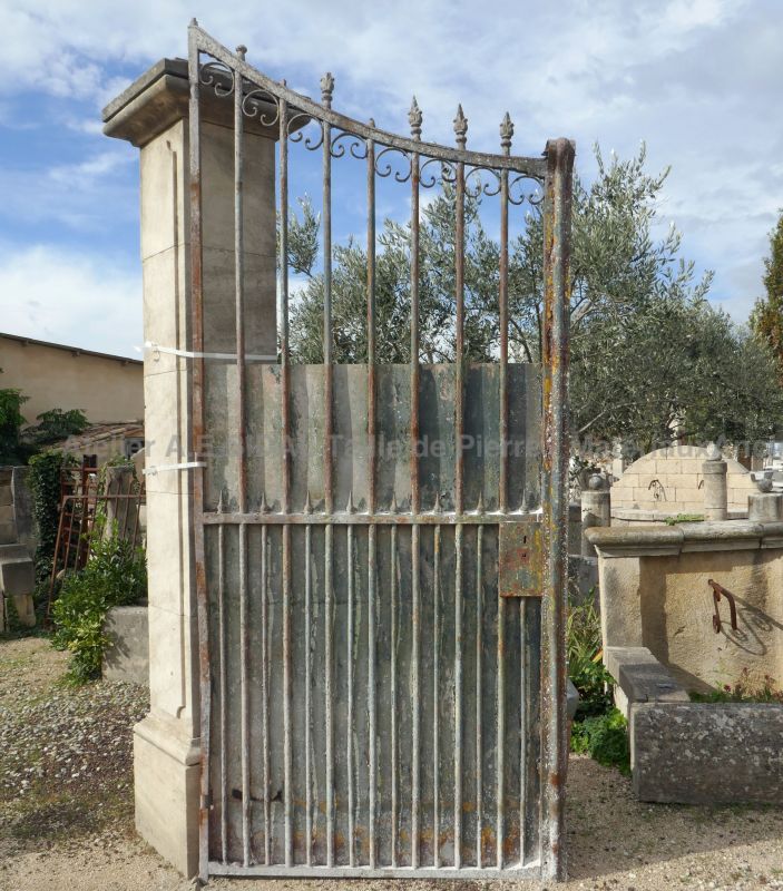 Grand portail ancien teinté de bleu : portail à deux vantaux semi-ajourés en fer forgé