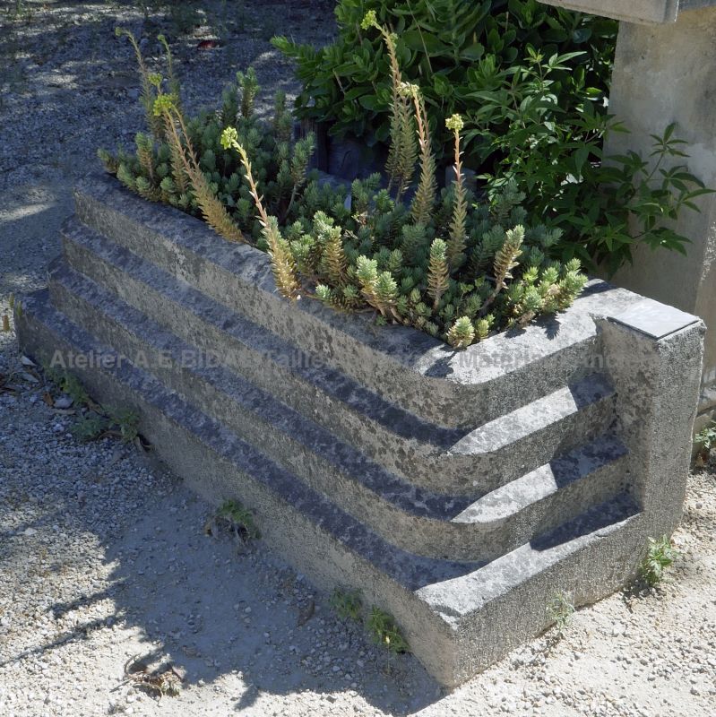 Antique stone planter for beautiful garden decoration - Atelier Alain Workshop (Provence)