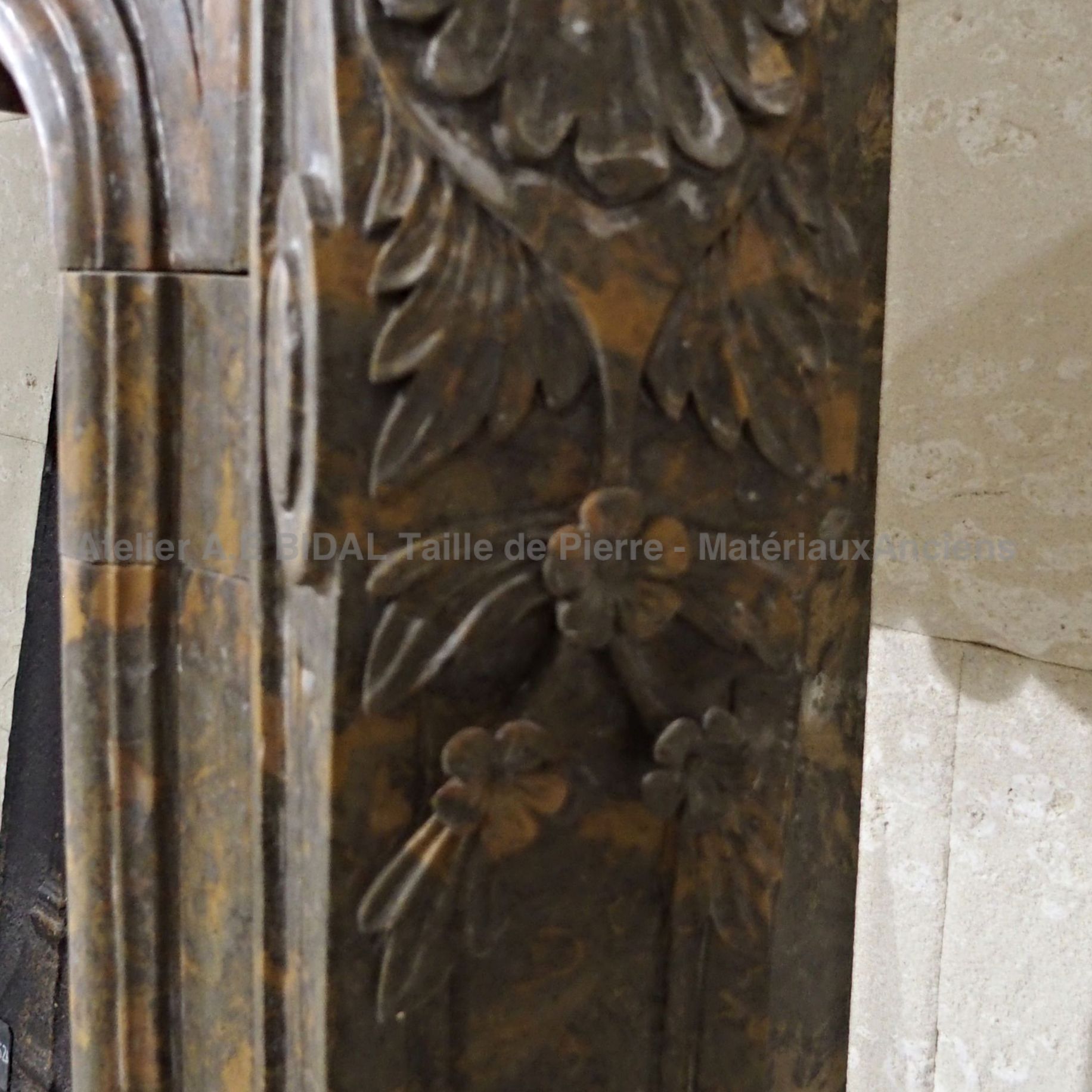 Cheminée en marbre marron décoré de motifs floraux et végétaux - une somptueuse cheminée ancienne en marbre.