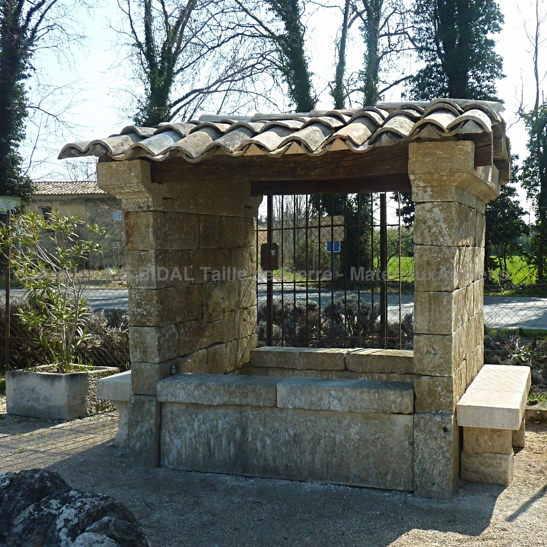 Lavoir ancien ou grande fontaine de charme | Une fontaine ancienne issue du savoir-faire des tailleurs de pierre provençaux de jadis.