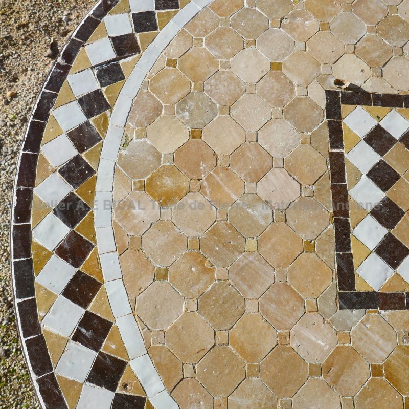 Photo des anciens carreaux de mosaïque sur le plateau rond de notre table rustique