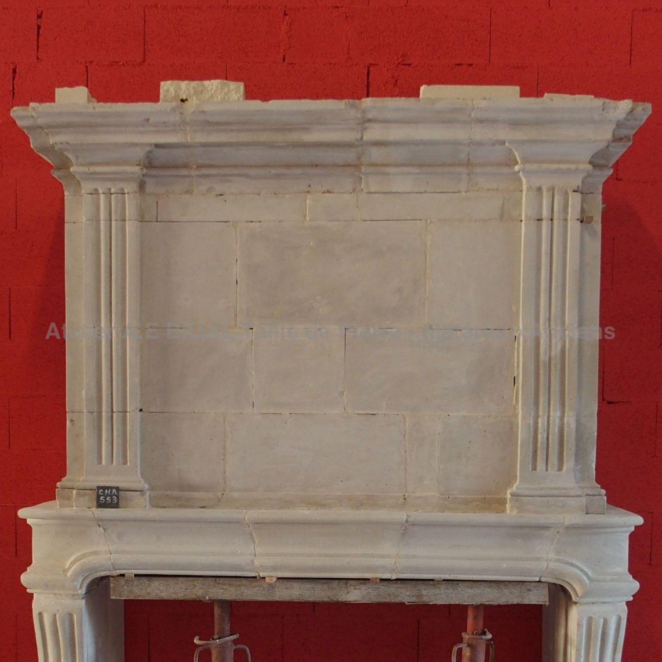 Belle cheminée ancienne entièrement restaurée du 18ème siècle.