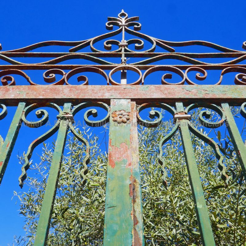 Ancien portail en fer forgé vendu avec son imposte chez Les Matériaux Anciens en Provence Alain BIDAL