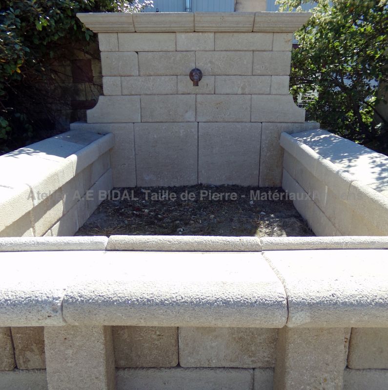 Lavoir rustique en pierre de style lavoir de village provençal - Atelier Alain BIDAL (Provence)