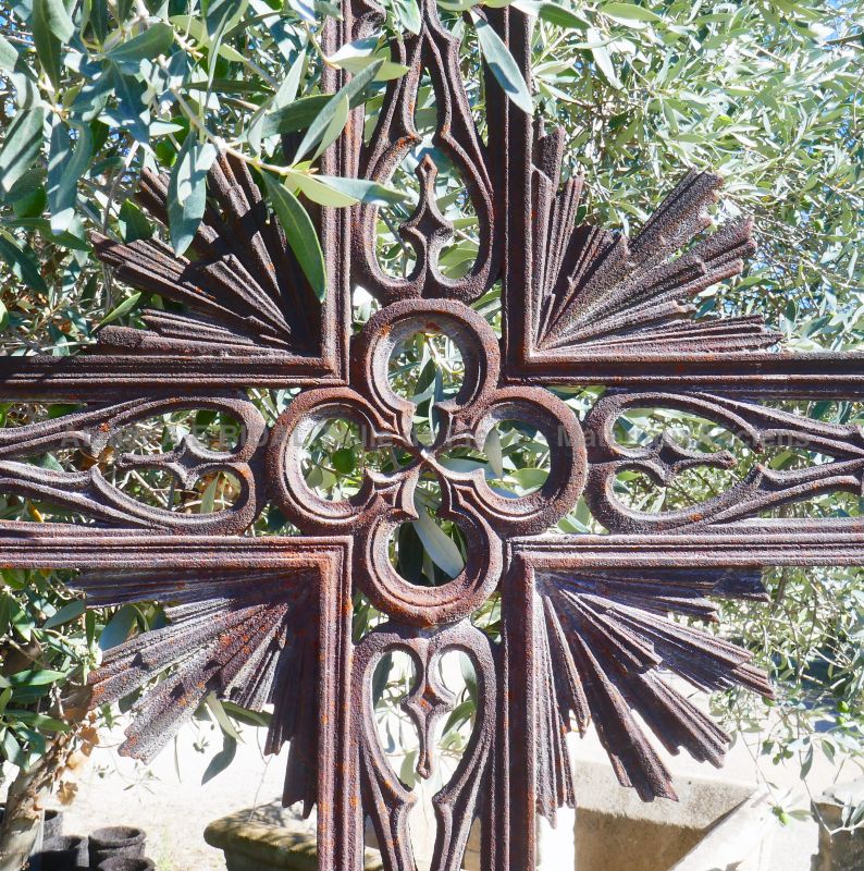 Calvaire ancien : croix en fonte de fer et socle en pierre patinée en vente en Provence