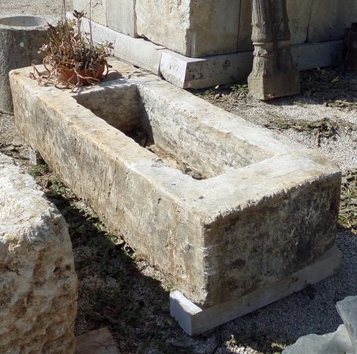 Longue jardinière rustique en pierre : ancienne auge en pierre en vente chez l'Atelier Alain BIDAL (Provence)