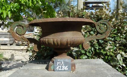 Vase ancien - vase ancien avec deux anses en fonte ancienne.