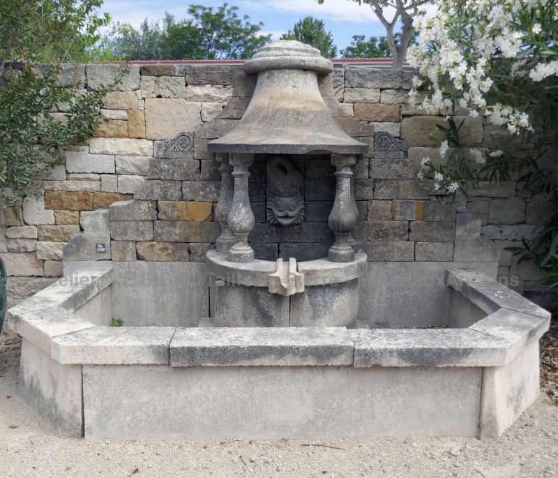Large wall fountain - Very Authentic fountain for garden or park.