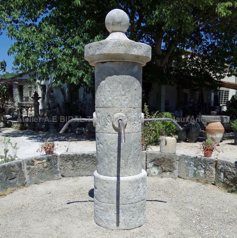 Central pour fontaine en pierre patinée : Atelier Alain BIDAL, taille de pierre et matériaux anciens en Provence