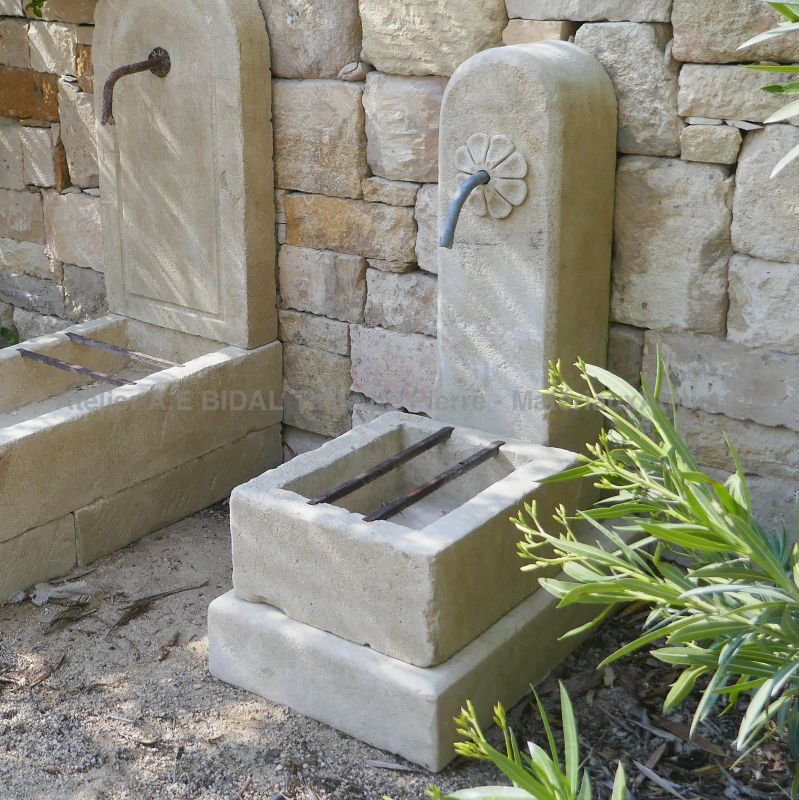 Petite fontaine en pierre peu onéreuse et facile à installer : Atelier Alain BIDAL