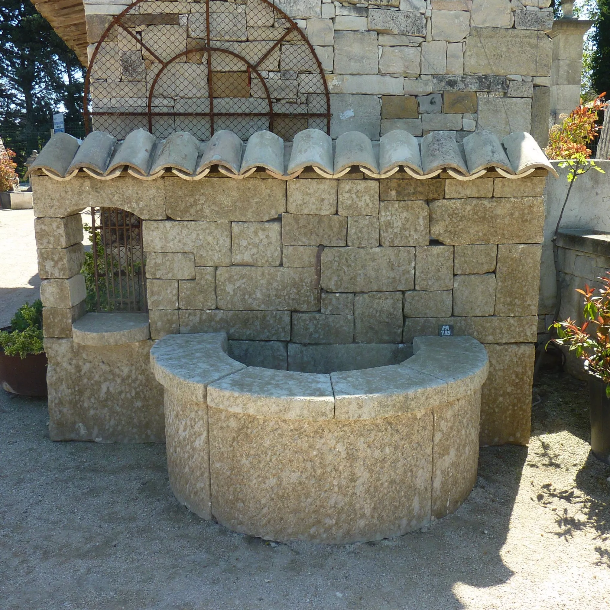 Grande fontaine de type fontaine murale en pierre | Un modèle unique de fontaine en pierre à vendre en Provence chez BIDAL.