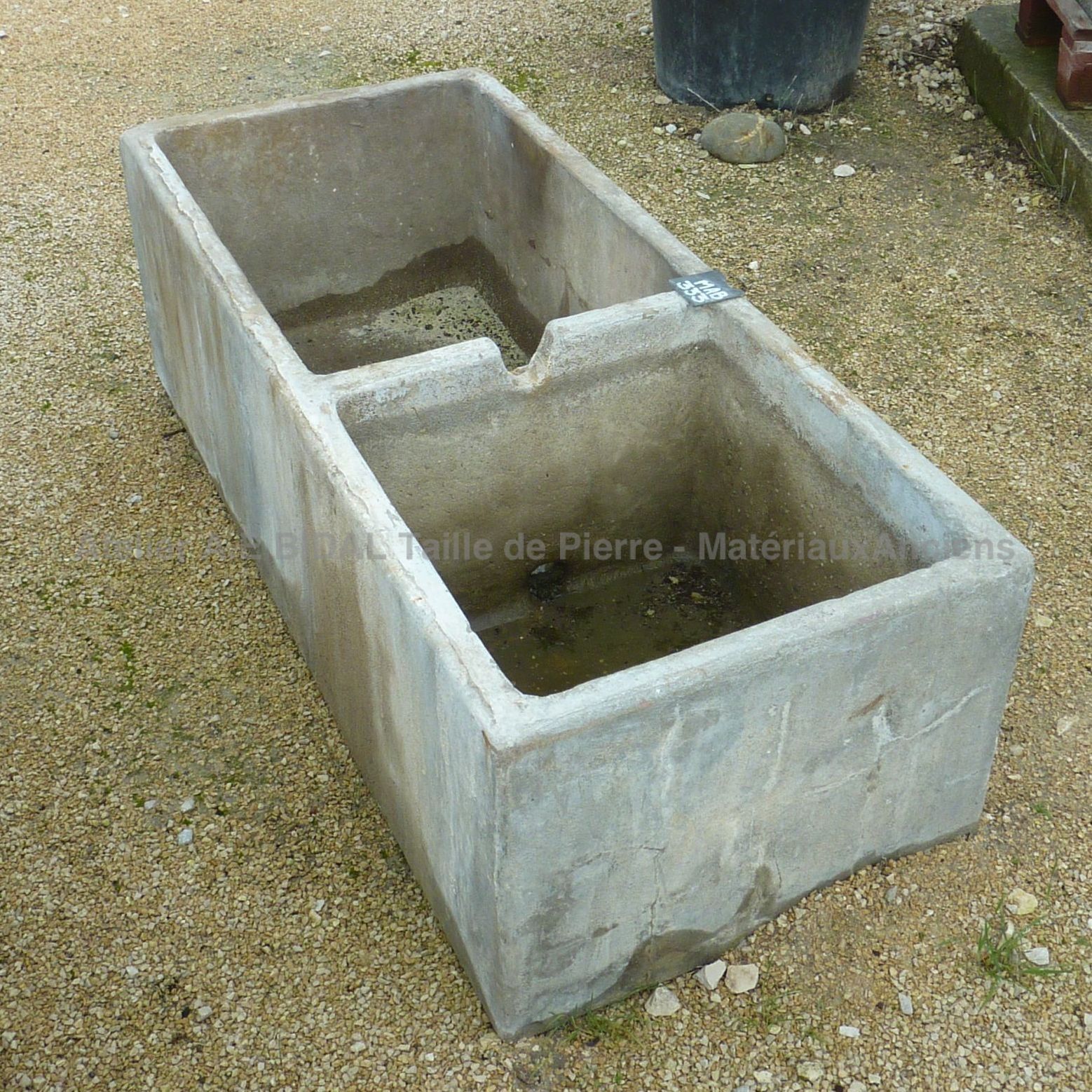 Pretty old wash house that can serve as flower pot for example.