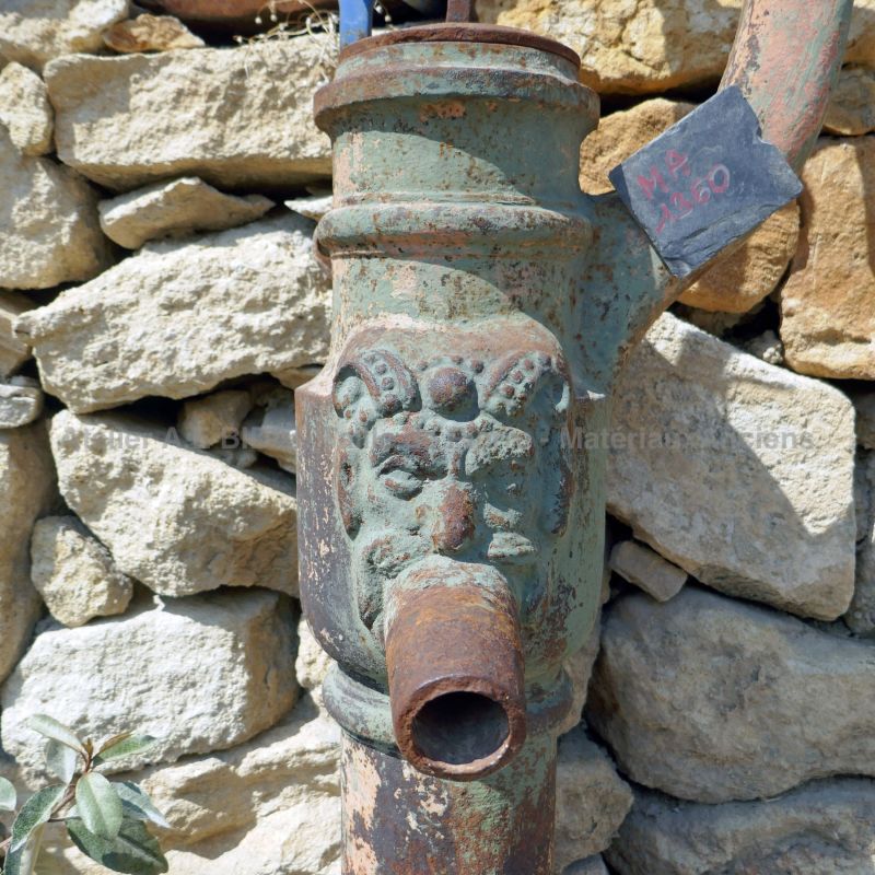 Pompe manuelle - superbe pompe à eau réalisée en fonte ancienne noire.