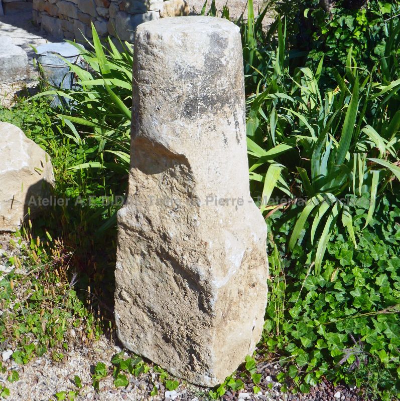 Décoration pour extérieur : borne ancienne en pierre par Les Matériaux Anciens en Provence Alain BIDAL