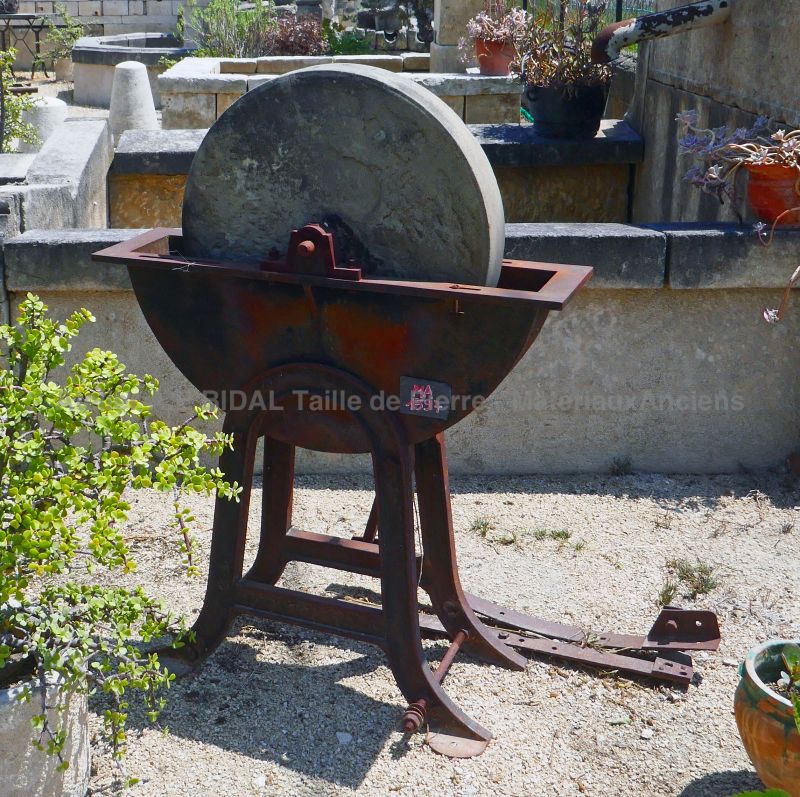 Ancienne meule en pierre à aiguiser à découvrir en Provence chez Atelier Alain BIDAL
