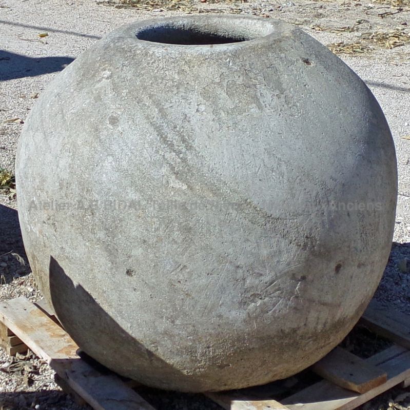Jardinière XXL en pierre ancienne : large pot boule en pierre - Atelier Alain BIDAL (Provence)