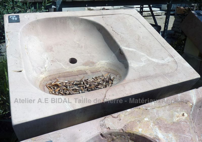 Un évier ancien en pierre de marbre rose - idéal pour petit espace.