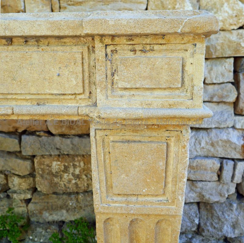 Ancienne cheminée Louis XVI de style géométrique - cheminée Louis 16 en pierre dure.