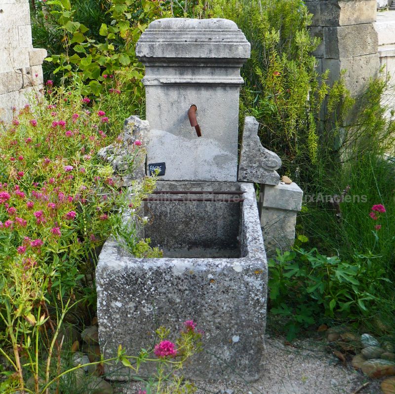 Small fountain : terrace fountain or garden fountain with trough.