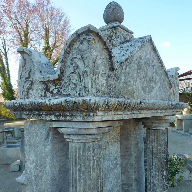 Détail du chapiteau sculpté à la main ǀ élément ancien en pierre.