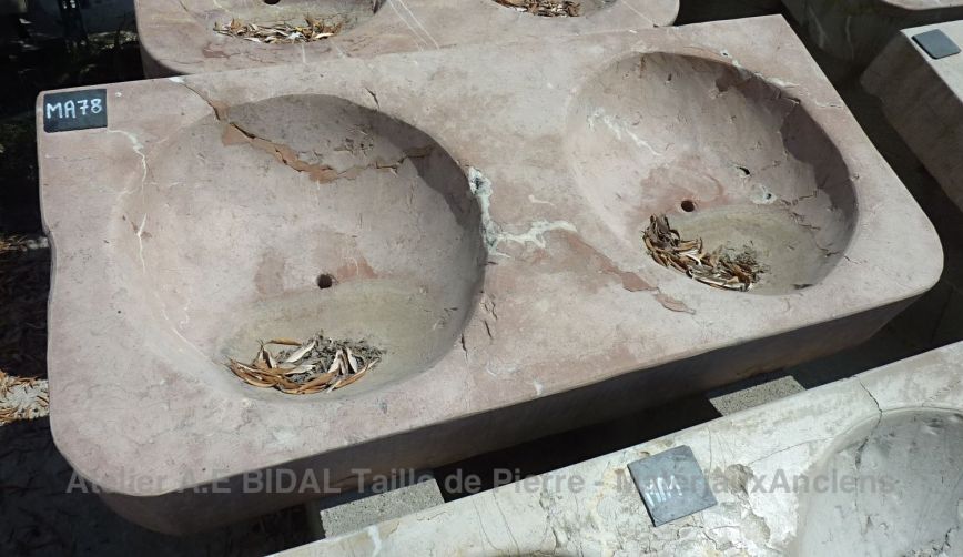 Bel évier ancien avec deux vasques - évier en pierre marbrière rose veinée de blanc.