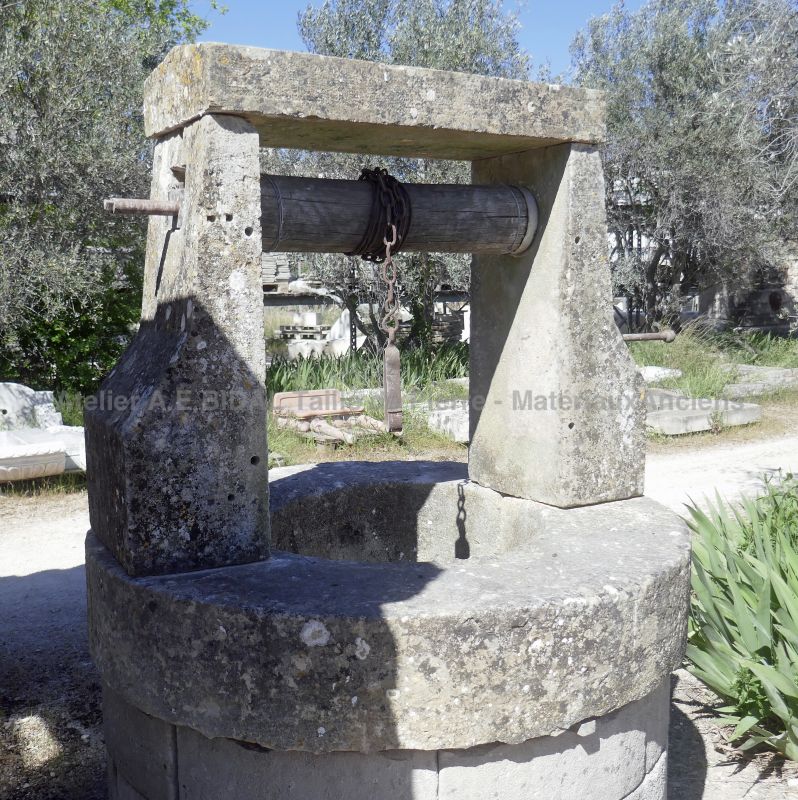 Garden well in a very rustic style - Alain BIDAL Antique Materials in Provence