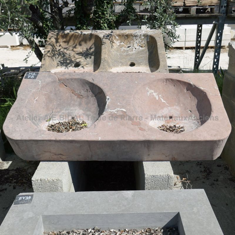 Evier ancien en marbre - évier en pierre rose et blanche à double vasque.
