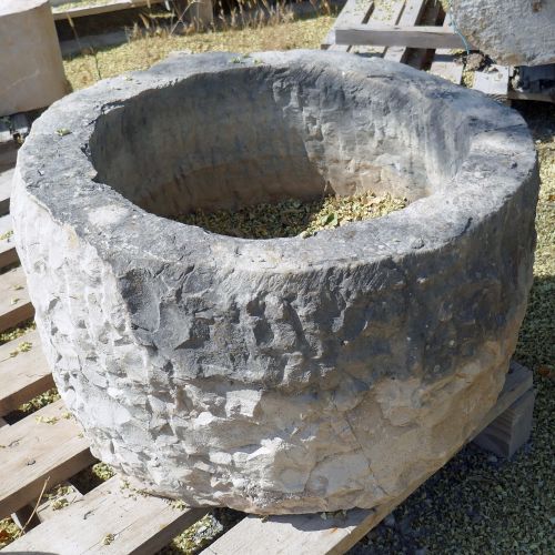 Ancien bac peu profond de forme ronde en pierre dure par Alain BIDAL Matériaux Anciens Provence