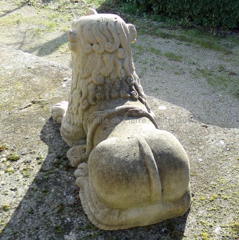 Ancienne sculpture en pierre patinée : lion stylophore en pierre patinée - Atelier Alain BIDAL (Provence)
