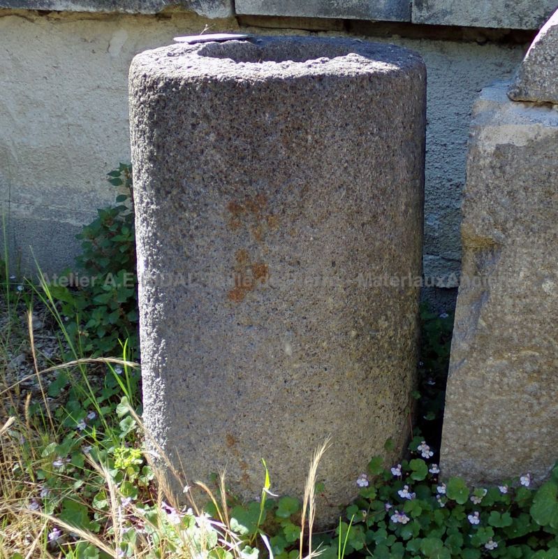 Petit bac rond en pierre grise : jardinière ou pot à fleurs décoratif - Atelier Alain BIDAL (Provence)