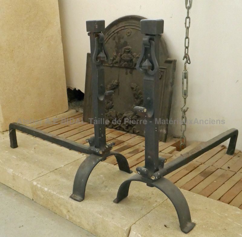 Anciens landiers en fonte noire - la paire en vente chez Atelier Alain BIDAL, Provence