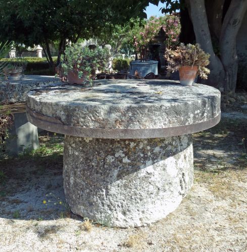 Mobilier de jardin vintage en pierres anciennes : table massive pour extérieur par l'Atelier Alain BIDAL