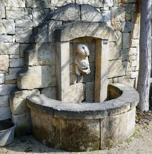 Fontaine murale au look inhabituel - fontaine de jardin unique pour une belle décoration du jardin.