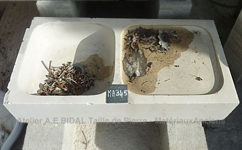 Évier ancien en marbre blanc avec égouttoir