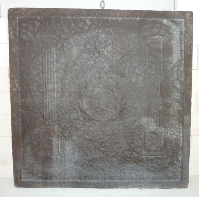 Plaque de fonte avec colonnes et ruban ** VENDUE