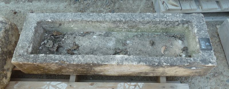 Jolie auge rectangulaire - une auge rectangulaire ancienne transformable en jardinière en pierre.