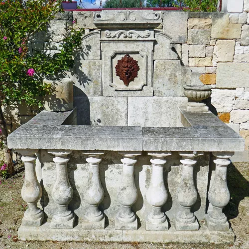 Vieille fontaine en pierre à vendre chez Alain Bidal Matériaux Anciens en Provence.
