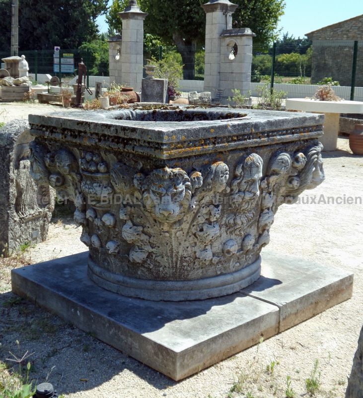 Large massive old well in Pietra d'Istria : stone well of the Quattrocento Venetian style - Atelier Alain BIDAL, Provence