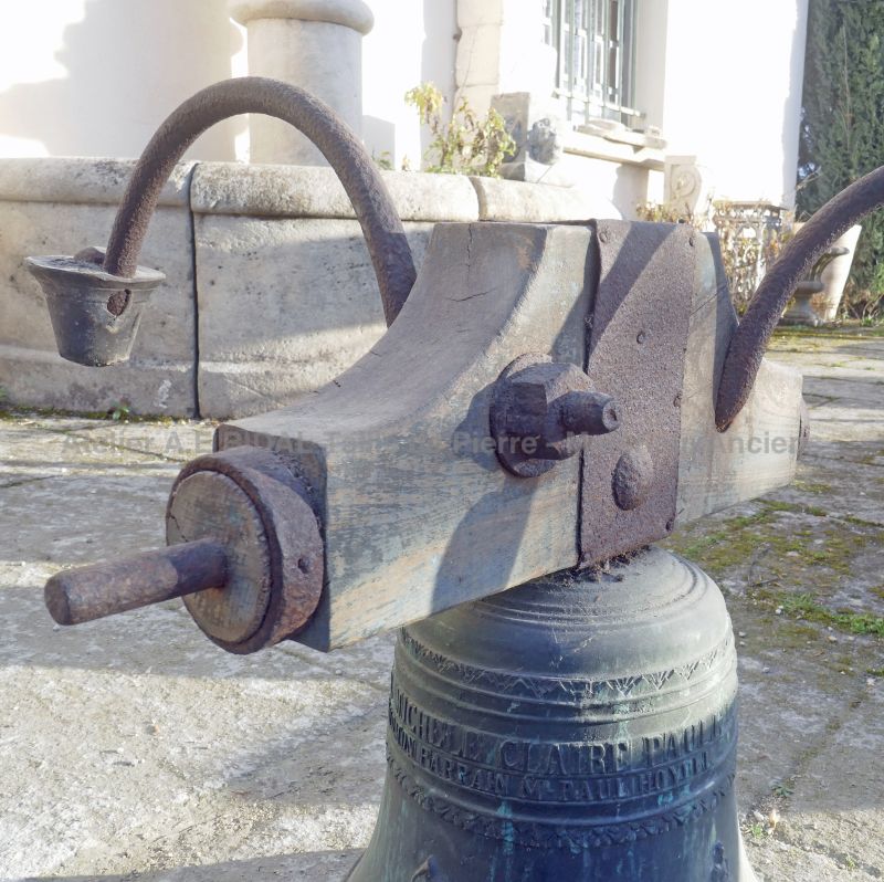 Atelier Alain BIDAL (Provence) : large choix d'anciennes cloches en bronze