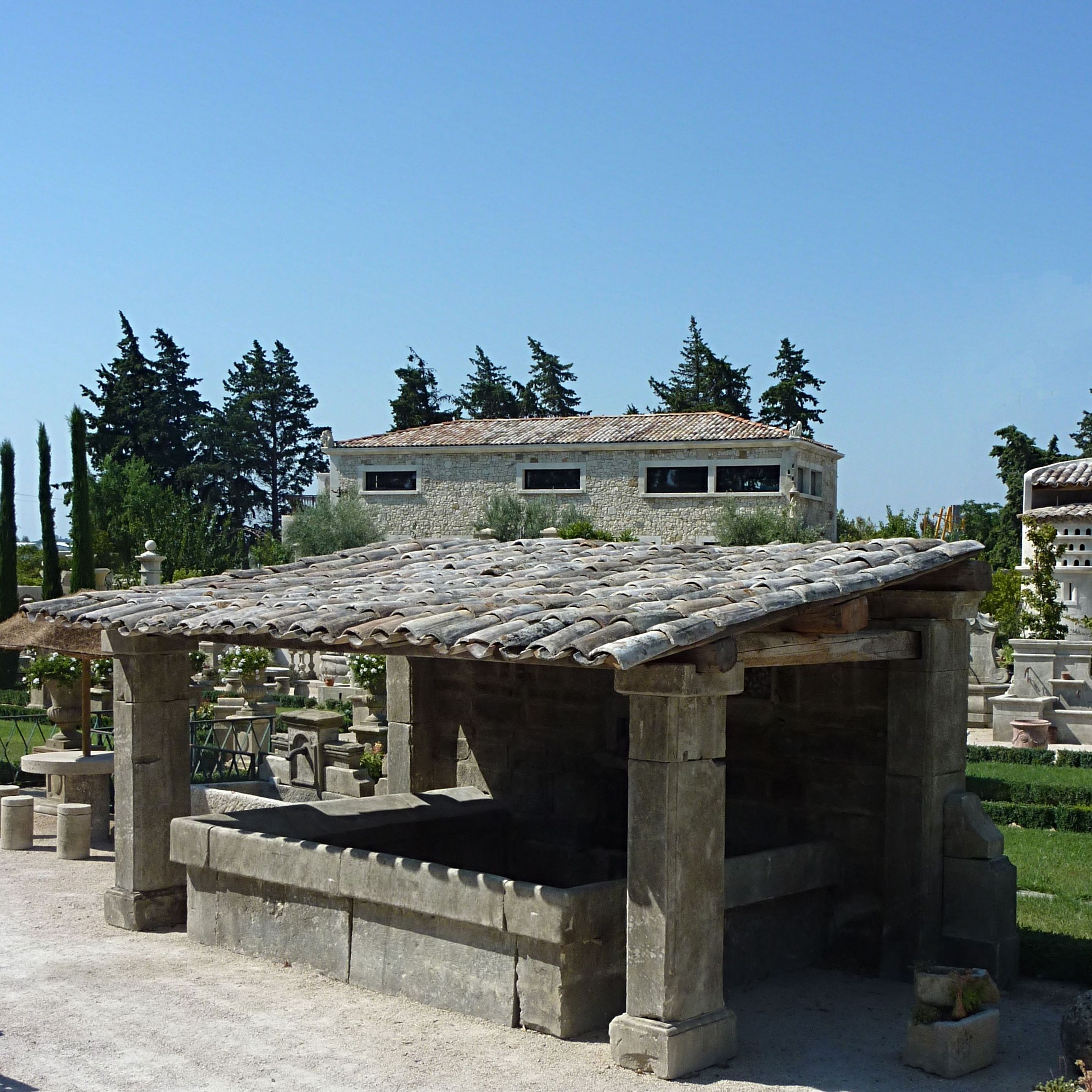 Lavoir ancien de style provençal et rustique.