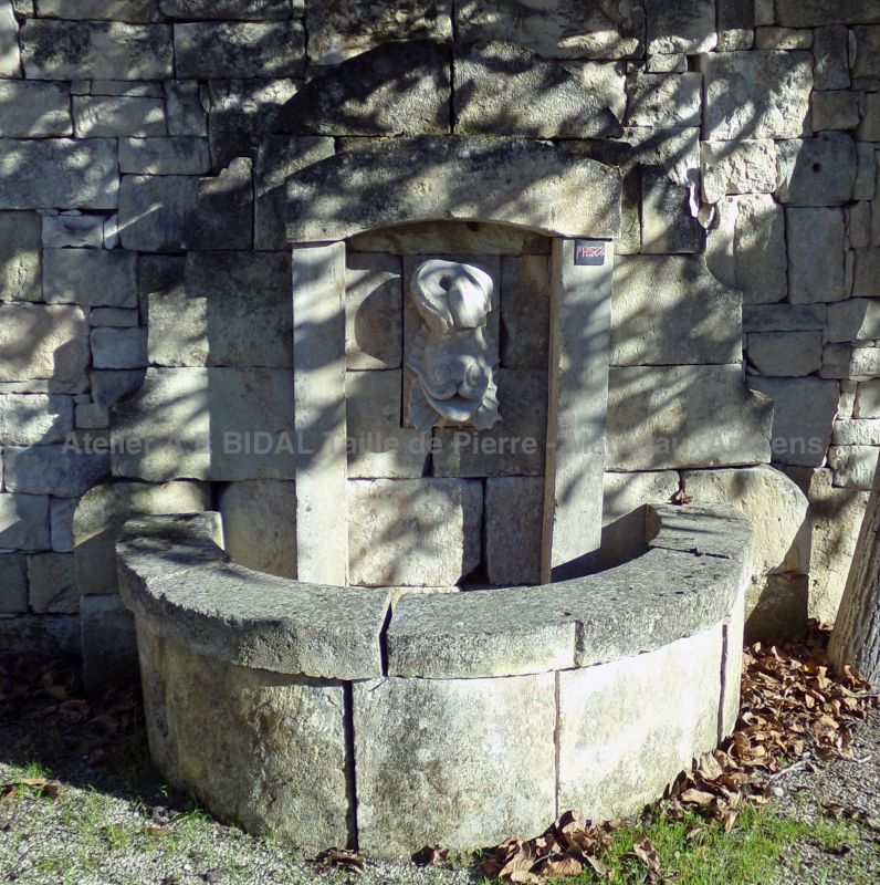 Antique garden fountain in stone - Fountain of Provence for sale at Alain BIDAL Antique Materials (Provence)